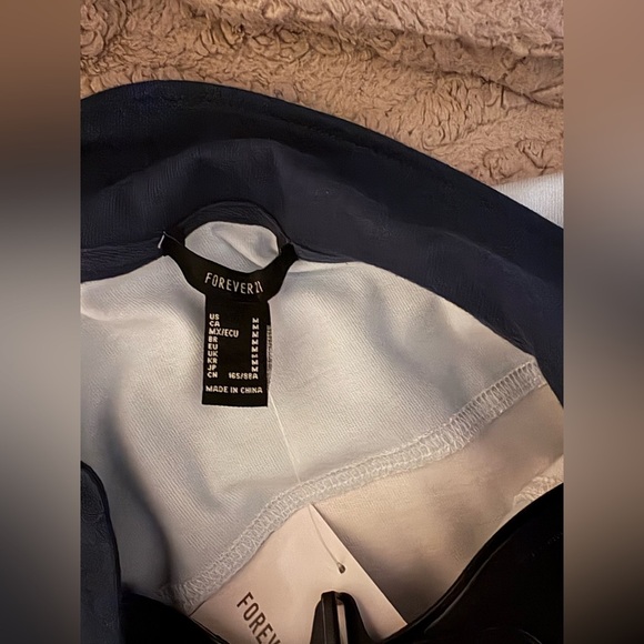 FOREVER 21 CALIFORNIA STRIPED GRAPHIC LONG-SLEEVE POLO TOP - Picture 5 of 6